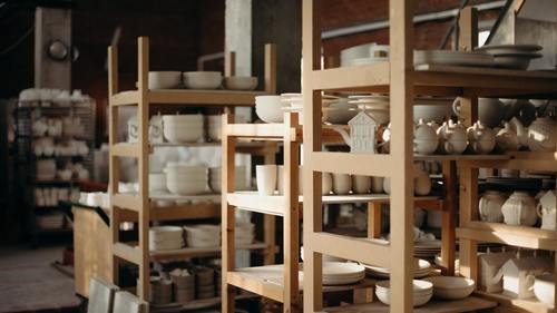 La poterie : un médium artisanal par excellence ?
