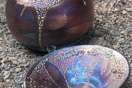 La cuisson raku pas à pas : quand le feu et la fumée révèlent la terre