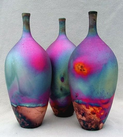 Trois vases en céramique aux couleurs irisées et traces de fumage