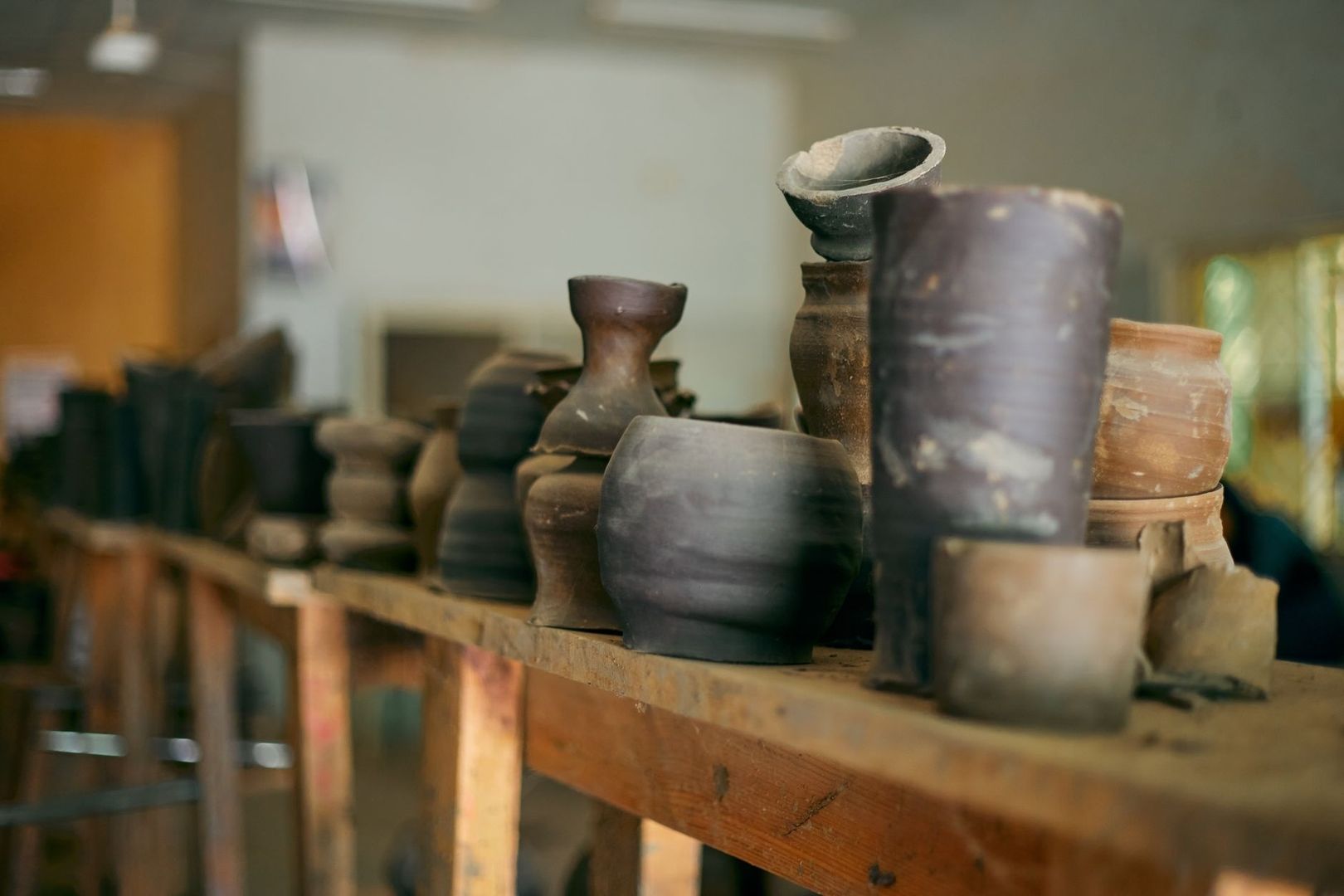 Pots et vases en terre cuite alignés sur des étagères en bois